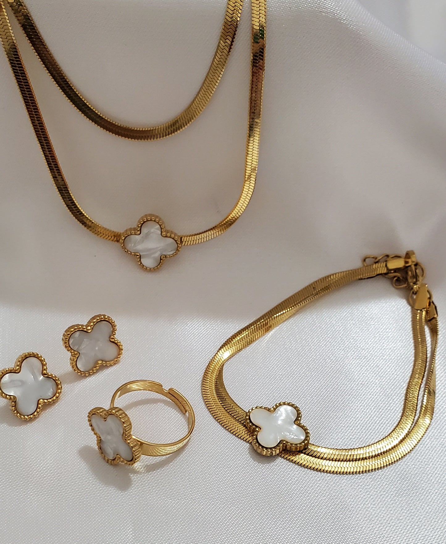 Set de Collar Flor Blanco Nacar