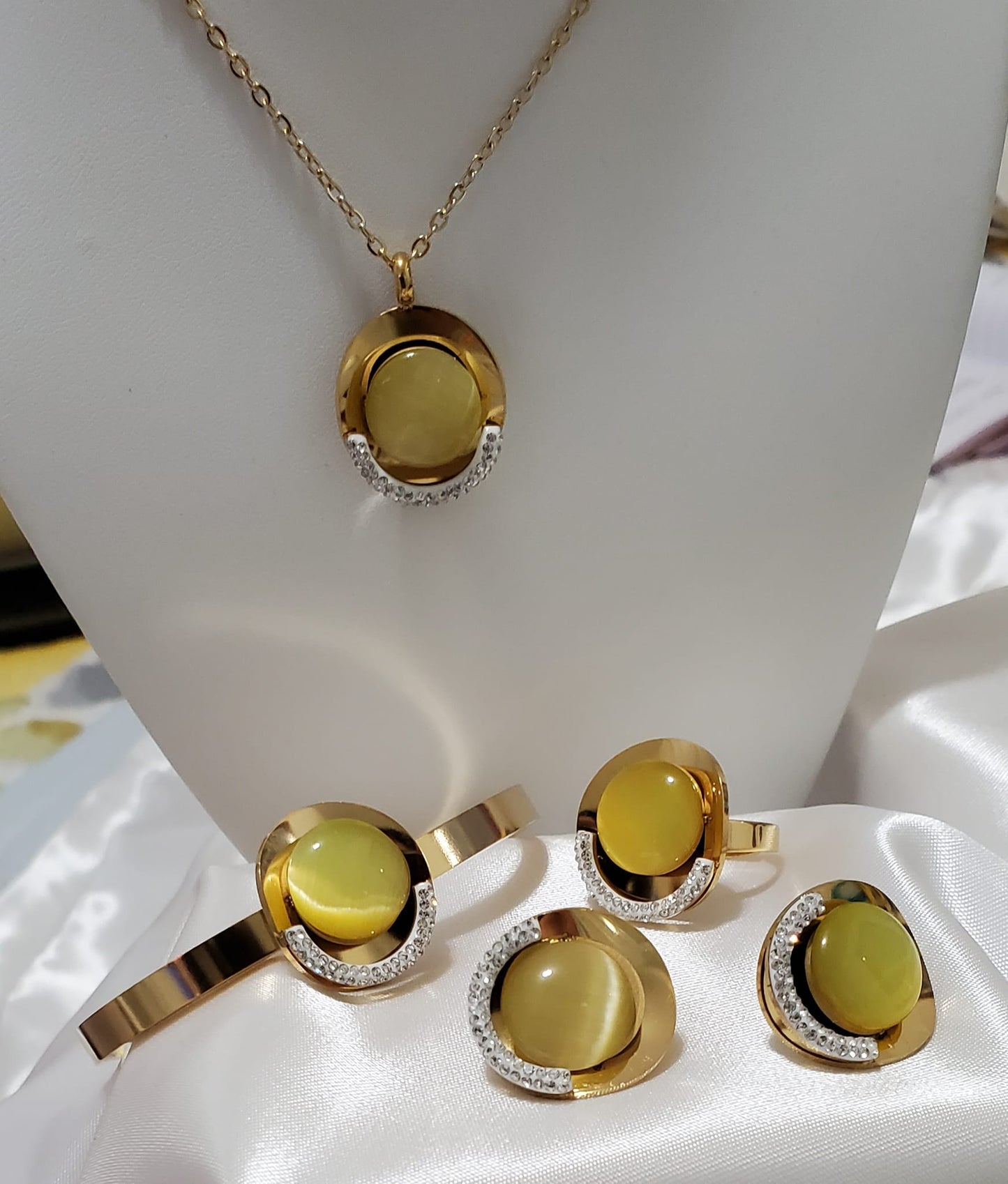 Set de Collar Amarillo y Dorado