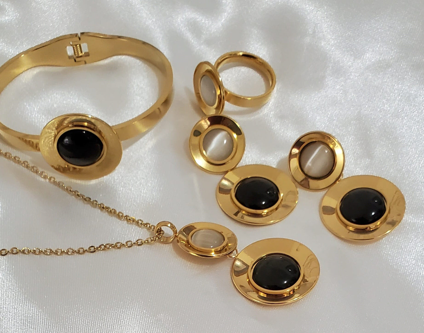 Set de Collar Dorado ,verde y blanco