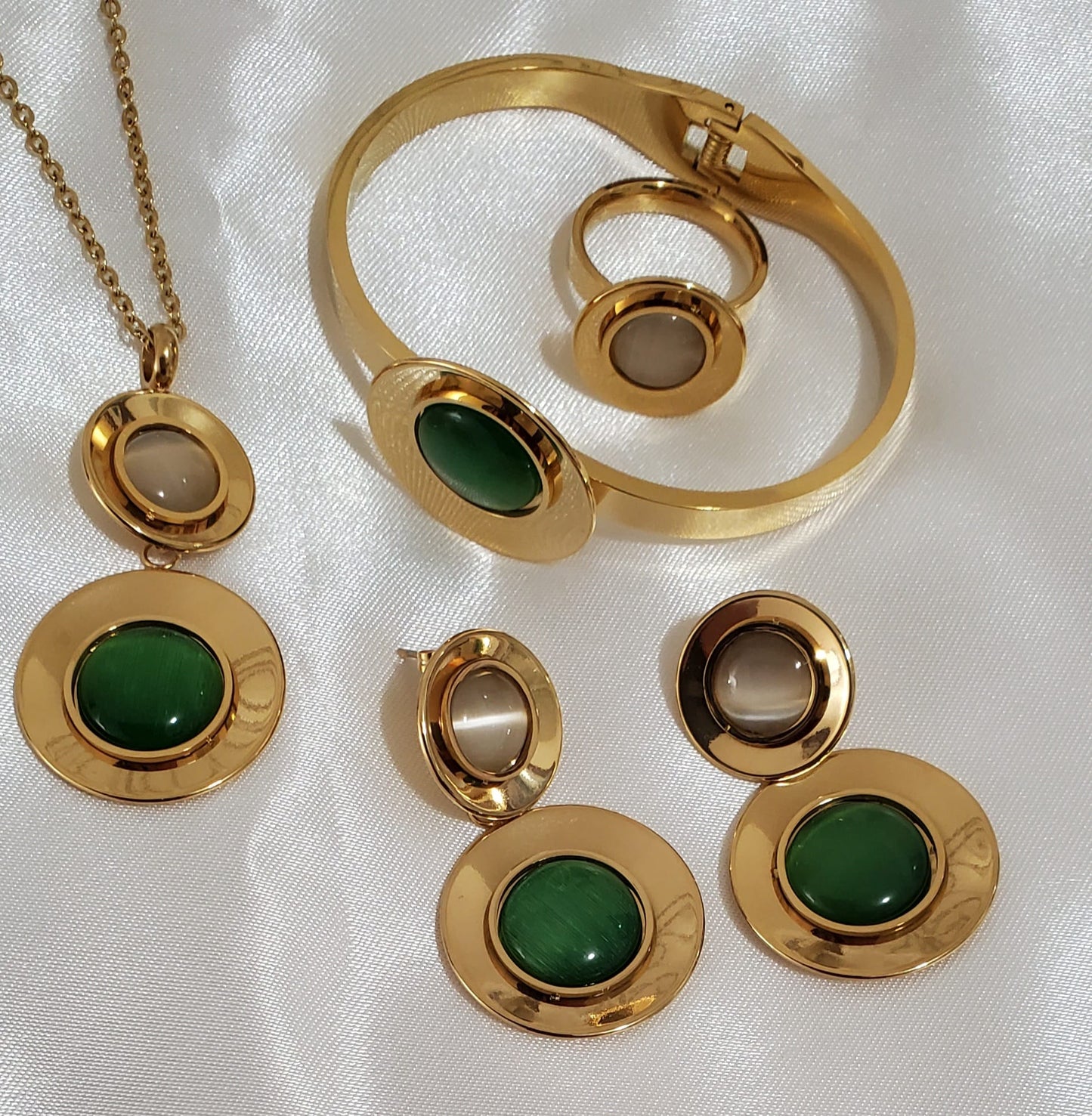 Set de Collar Dorado ,verde y blanco