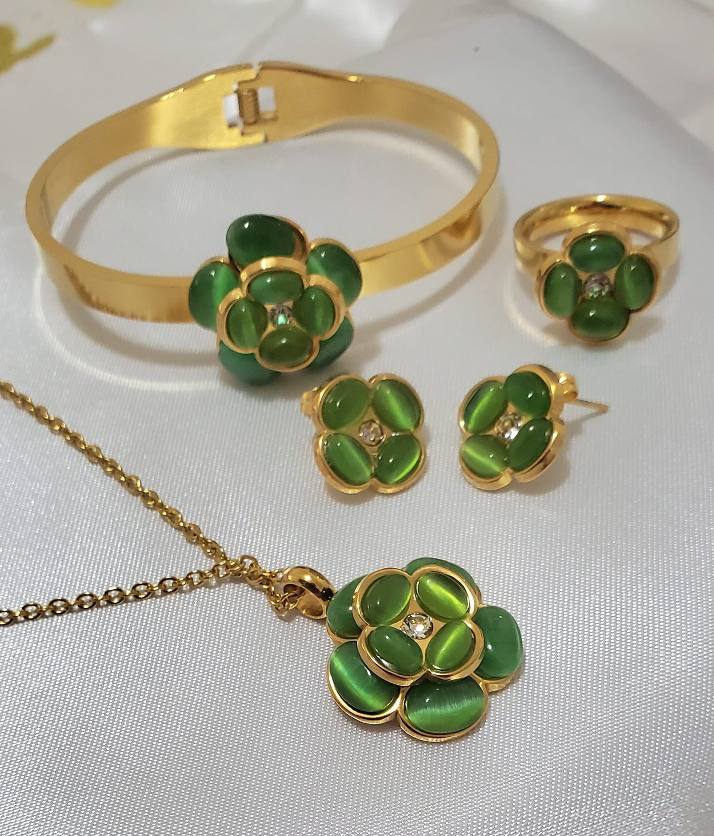 Set de Collar Flor Dorado y verde