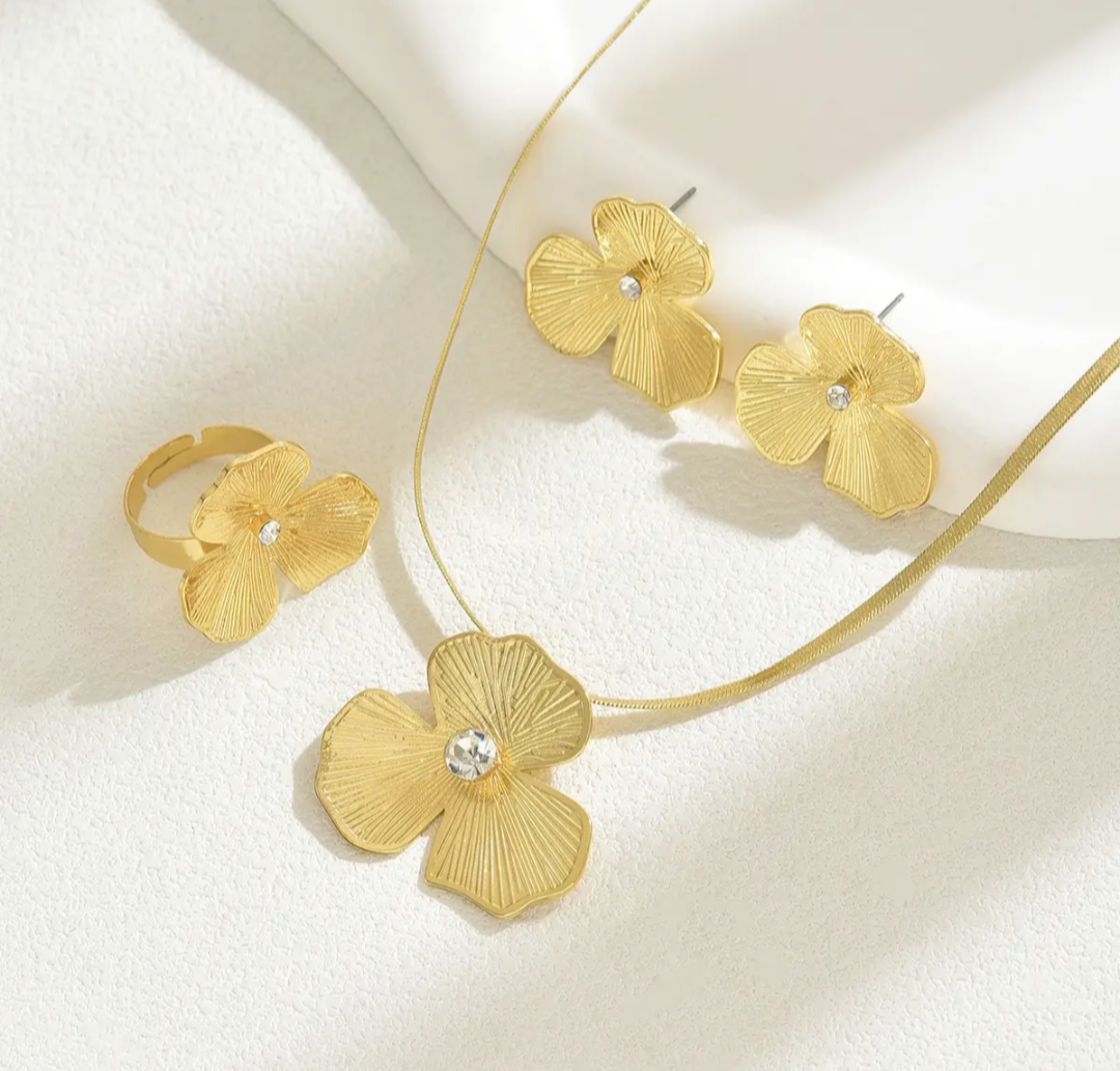 Vintage Gold Necklaces With Diamond Flower Jewelry