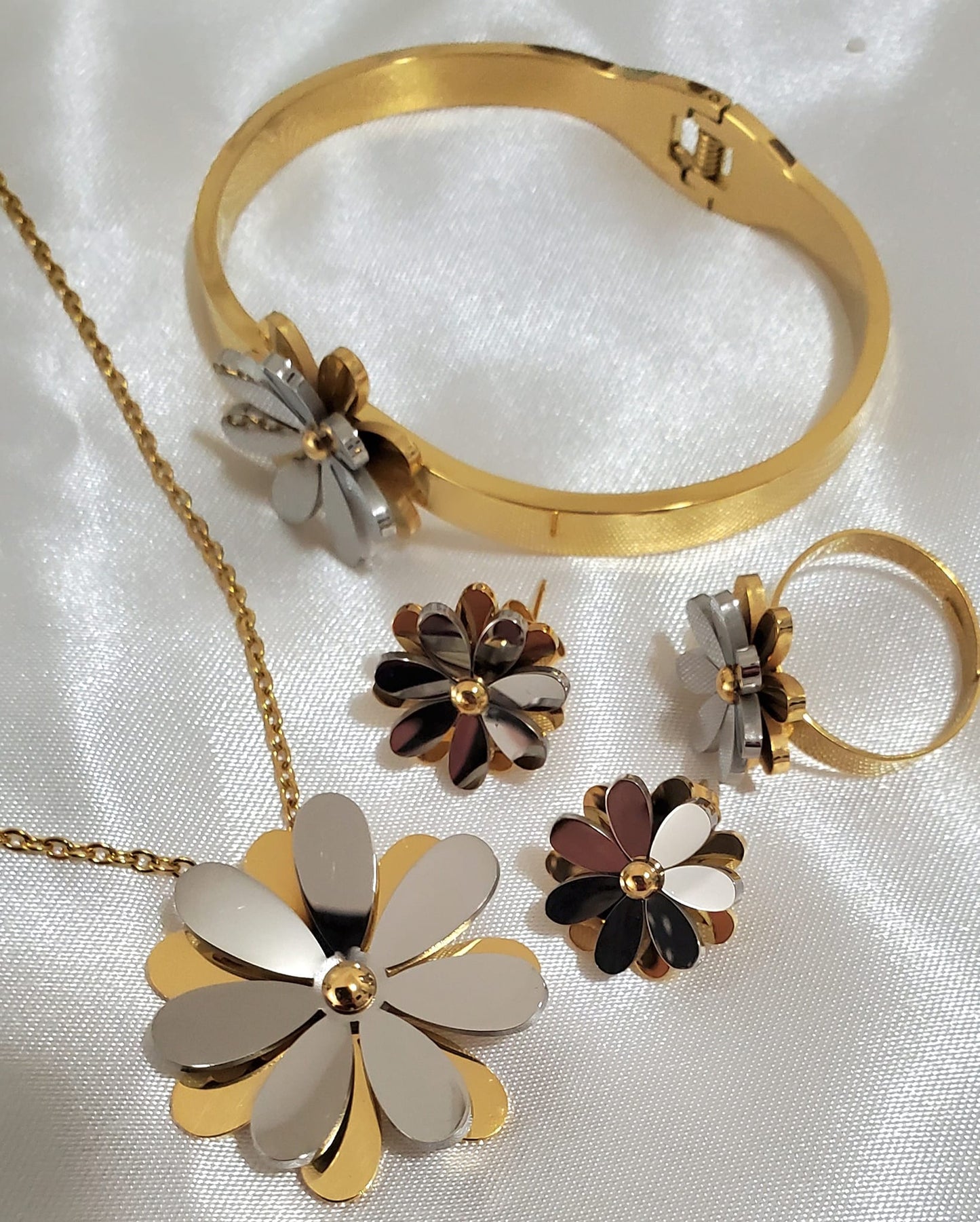 Set de Collar  Dorado y Plateado Flor