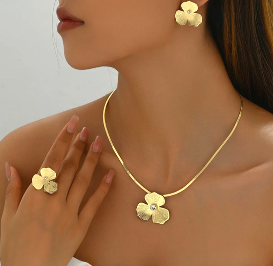 Vintage Gold Necklaces With Diamond Flower Jewelry