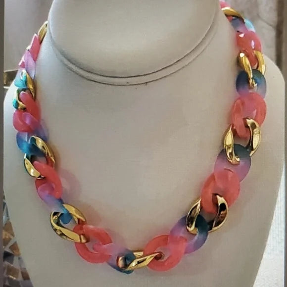 Collar en Resina Multicolor en Dorado