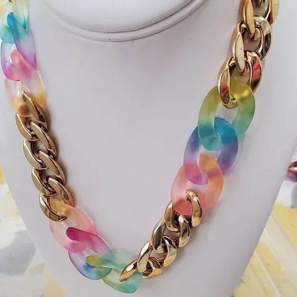 Collar en Resina Multicolor en Dorado