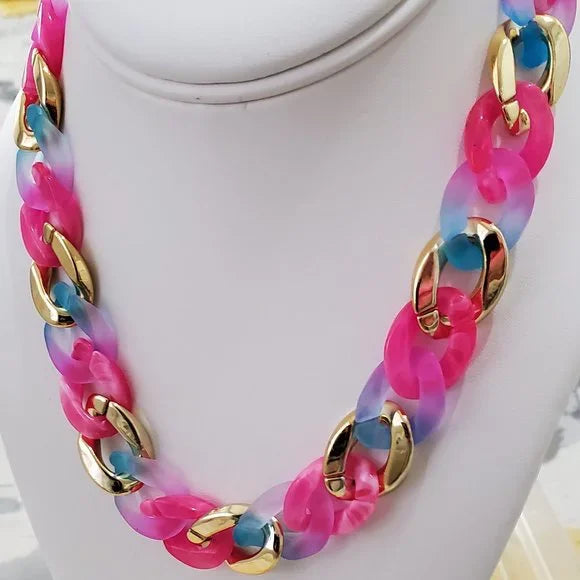 Collar en Resina Multicolor en Dorado